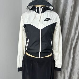 Nike Women’s Sportwear Windrunner Jacket Sz XS White /Black 2 zipper pockets